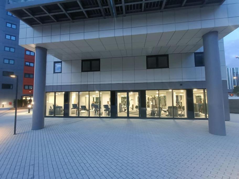 Snuggle Inn - Riverside Apartments - Views Over Looking London River Thames, Close To O2 Arena, London Excel, London City Airport, Thames Clipper- River Boat Service, Woolwich Ferry, Onsite Parking, Twin Room Option Available Экстерьер фото