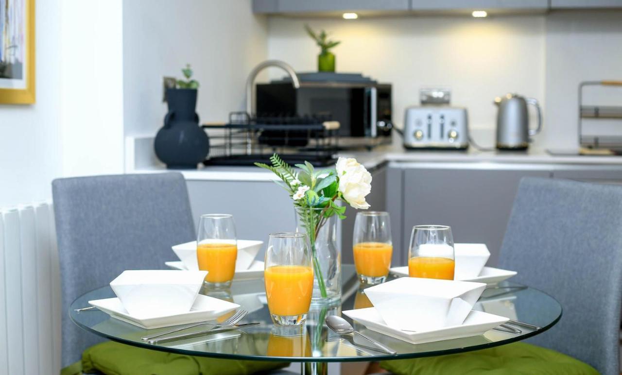 Snuggle Inn - Riverside Apartments - Views Over Looking London River Thames, Close To O2 Arena, London Excel, London City Airport, Thames Clipper- River Boat Service, Woolwich Ferry, Onsite Parking, Twin Room Option Available Экстерьер фото