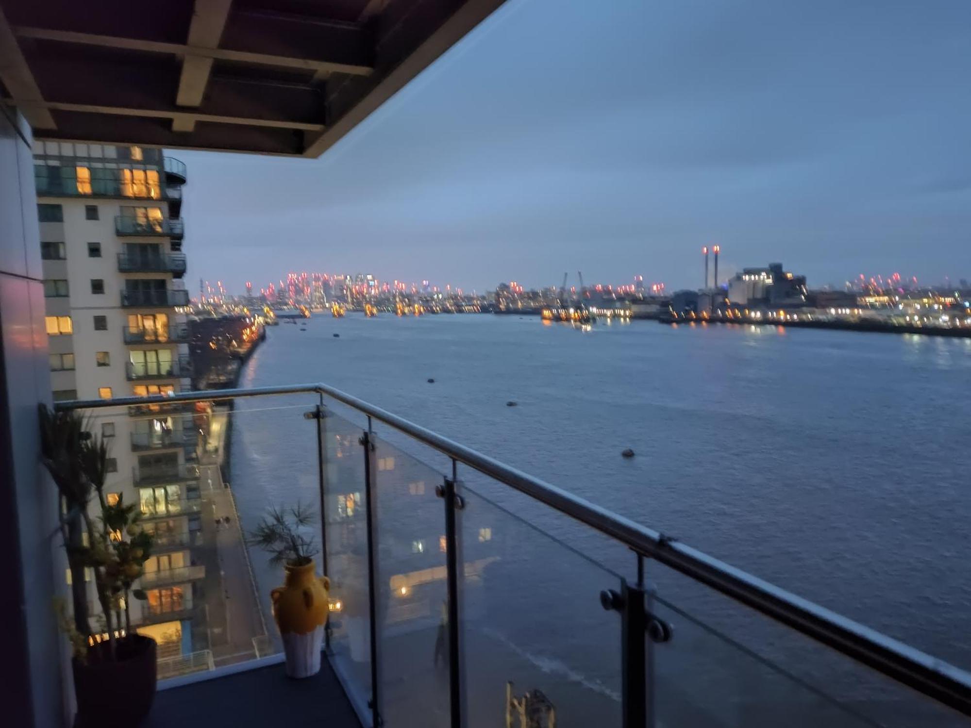 Snuggle Inn - Riverside Apartments - Views Over Looking London River Thames, Close To O2 Arena, London Excel, London City Airport, Thames Clipper- River Boat Service, Woolwich Ferry, Onsite Parking, Twin Room Option Available Экстерьер фото