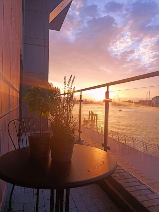 Snuggle Inn - Riverside Apartments - Views Over Looking London River Thames, Close To O2 Arena, London Excel, London City Airport, Thames Clipper- River Boat Service, Woolwich Ferry, Onsite Parking, Twin Room Option Available Экстерьер фото