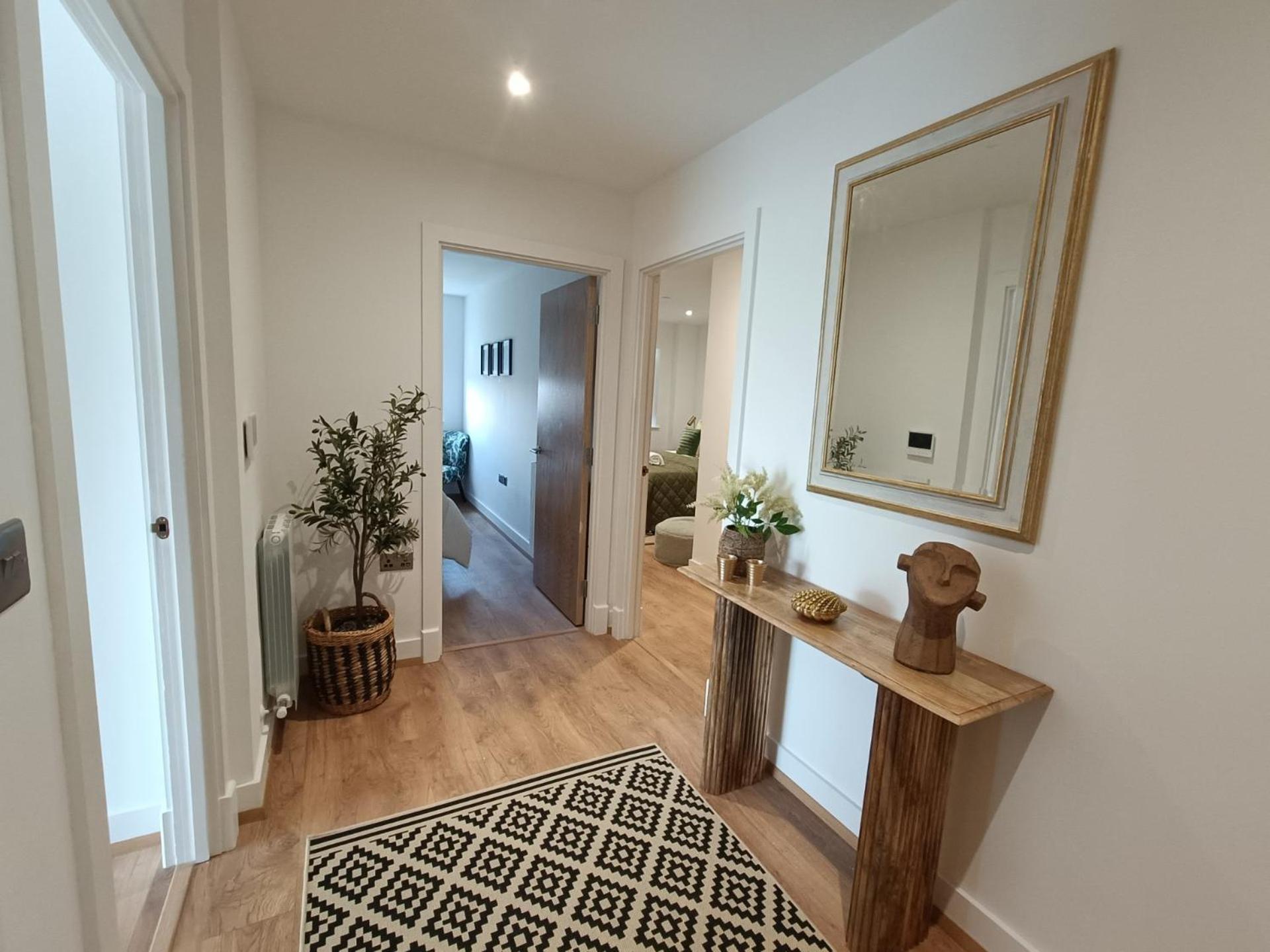 Snuggle Inn - Riverside Apartments - Views Over Looking London River Thames, Close To O2 Arena, London Excel, London City Airport, Thames Clipper- River Boat Service, Woolwich Ferry, Onsite Parking, Twin Room Option Available Экстерьер фото